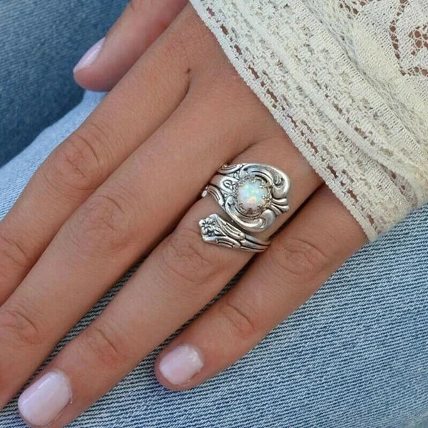 Verstellbarer Ring mit weißem Opal-Löffel
