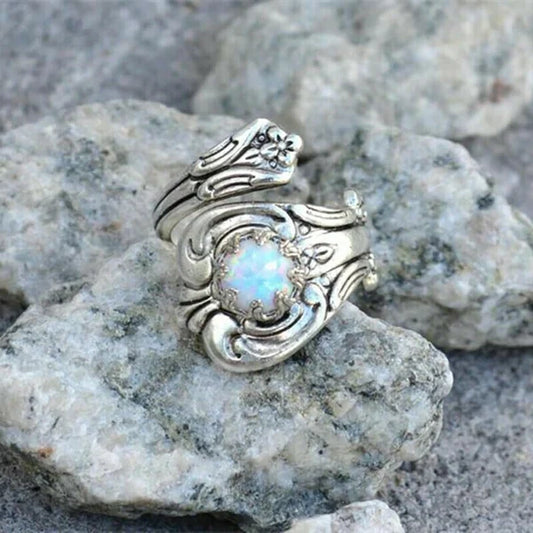 Verstellbarer Ring mit weißem Opal-Löffel