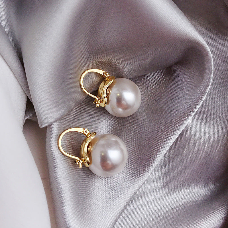 Dicke Perlenohrringe in Gold