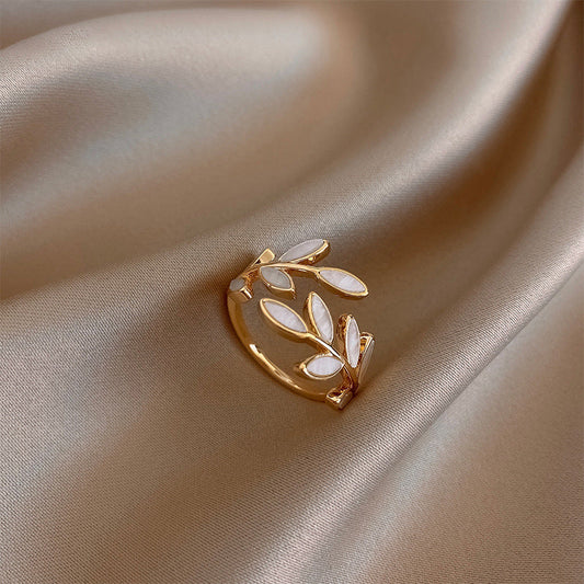 Verstellbarer Ring mit weißem Opalblatt in Gold